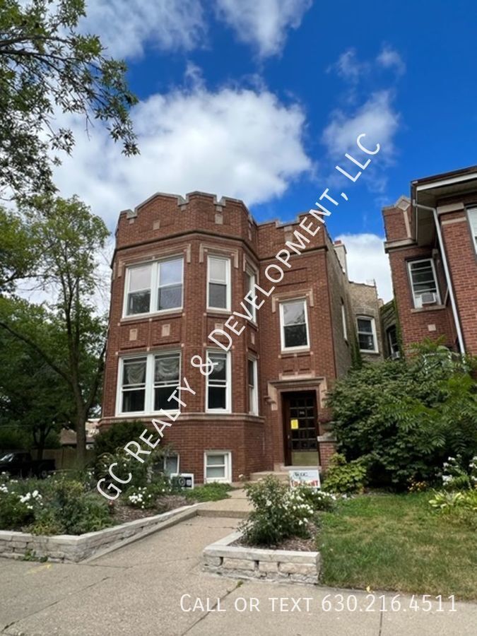 ***  ROGERS PARK / 3 BDRM - 2 BTH / SS APPL INCLUDED / LAUNDRY IN BUILDING *** property image