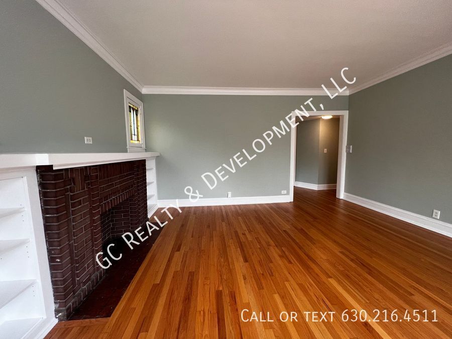 ***  ROGERS PARK / 3 BDRM - 2 BTH / SS APPL INCLUDED / LAUNDRY IN BUILDING *** property image