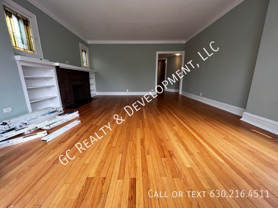 ***  ROGERS PARK / 3 BDRM - 2 BTH / SS APPL INCLUDED / LAUNDRY IN BUILDING *** property image