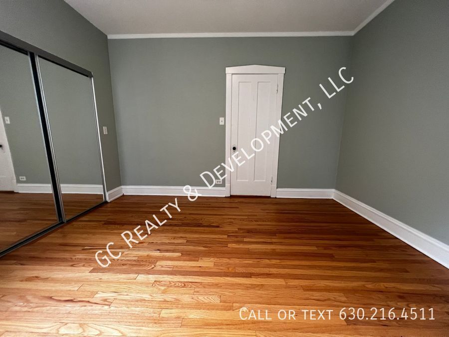 ***  ROGERS PARK / 3 BDRM - 2 BTH / SS APPL INCLUDED / LAUNDRY IN BUILDING *** property image