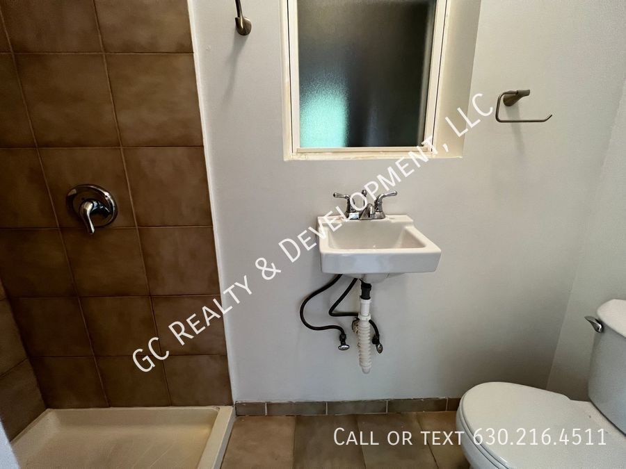 ***  ROGERS PARK / 3 BDRM - 2 BTH / SS APPL INCLUDED / LAUNDRY IN BUILDING *** property image