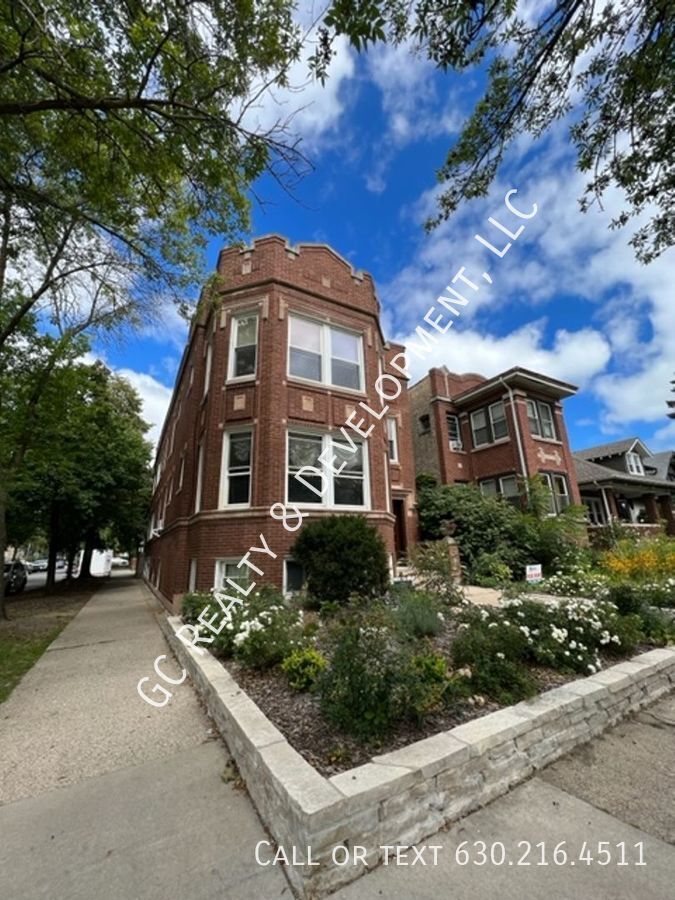 ***  ROGERS PARK / 3 BDRM - 2 BTH / SS APPL INCLUDED / LAUNDRY IN BUILDING *** property image