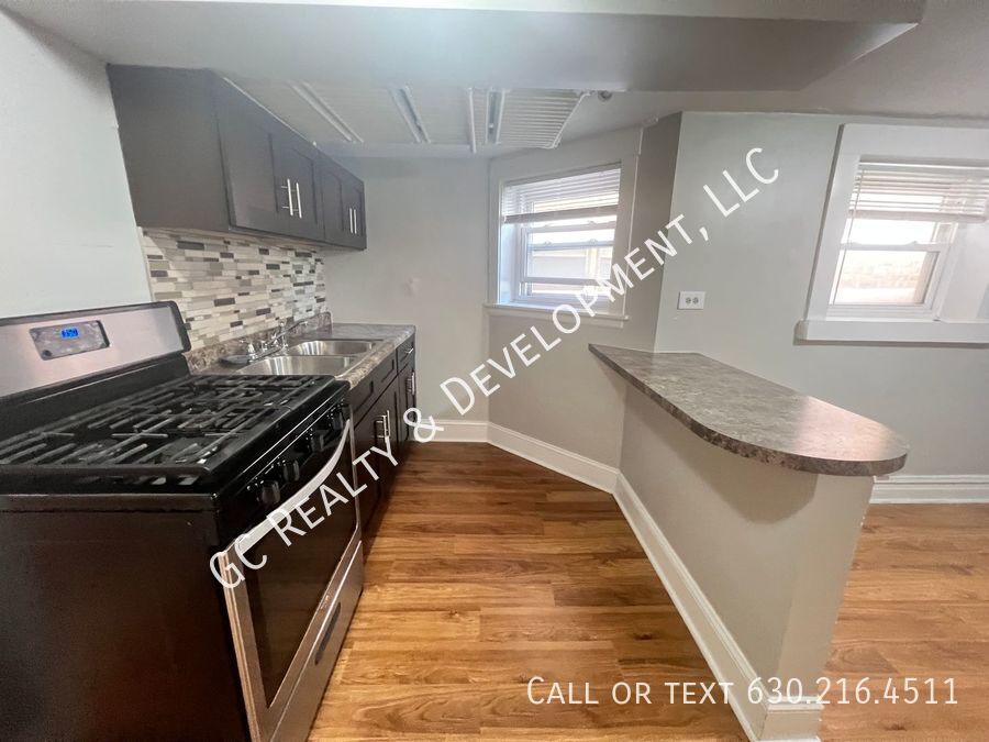 *** PORTAGE PARK / 2BDRM / SS APPLIANCES INCL / FREE LAUNDRY IN BUILDING / STREET PARKING *** property image