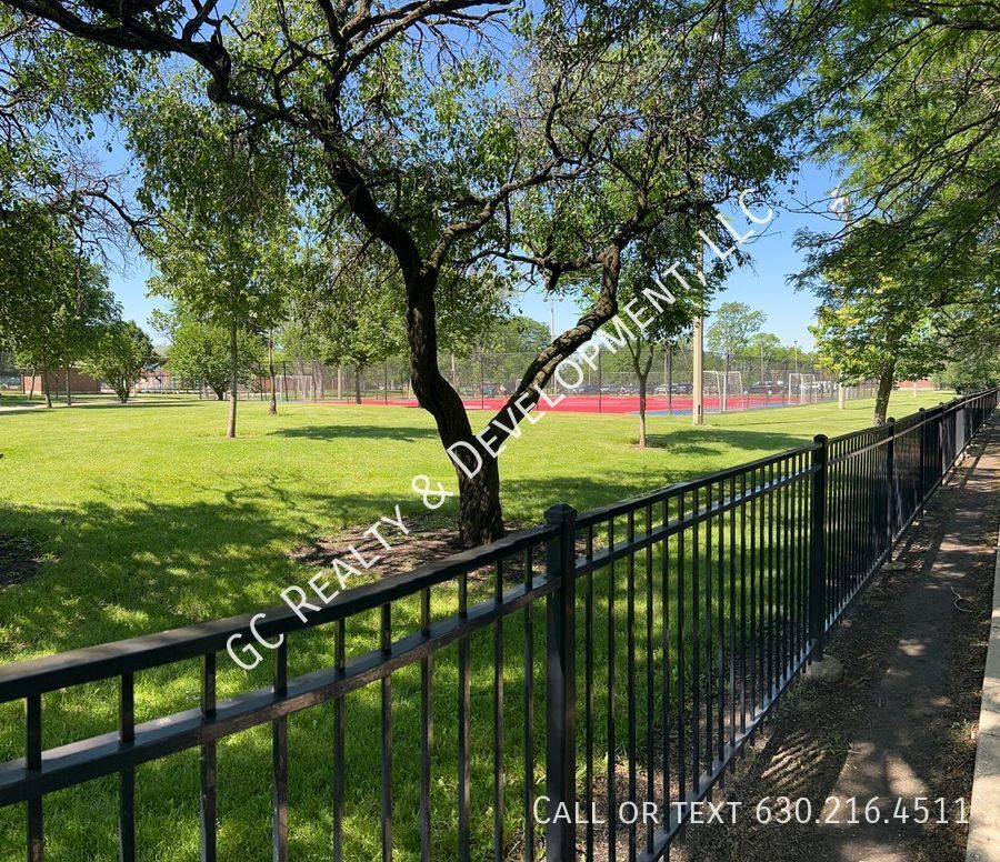 *** PORTAGE PARK / 2BDRM / SS APPLIANCES INCL / FREE LAUNDRY IN BUILDING / STREET PARKING *** property image