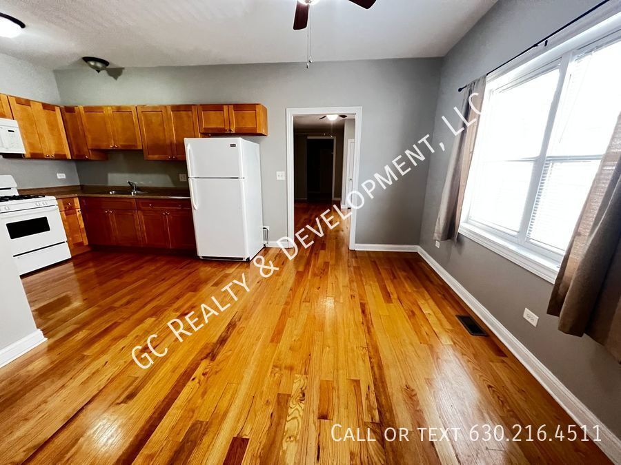 *** PILSEN LOCATION / 3 BEDROOMS / 1 BATH /APPL INLC / PARKING SPACE INCL / FREE LAUNDRY *** property image