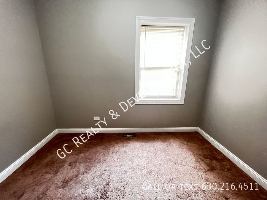 *** PILSEN LOCATION / 3 BEDROOMS / 1 BATH /APPL INLC / PARKING SPACE INCL / FREE LAUNDRY *** property image