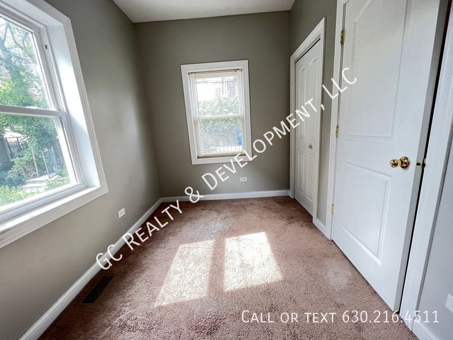 *** PILSEN LOCATION / 3 BEDROOMS / 1 BATH /APPL INLC / PARKING SPACE INCL / FREE LAUNDRY *** property image