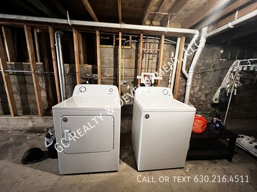 *** PILSEN LOCATION / 3 BEDROOMS / 1 BATH /APPL INLC / PARKING SPACE INCL / FREE LAUNDRY *** property image