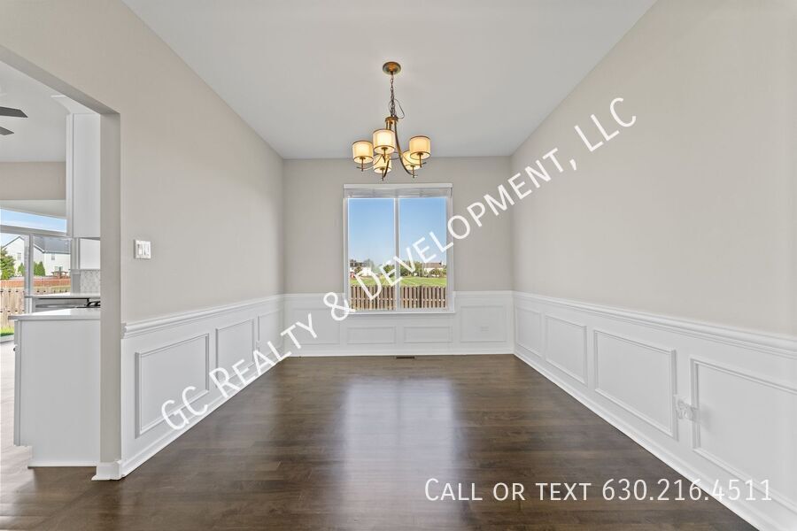 *** RECENTLY UPDATED / 5 BDRM - 2.5 BTH W OFFICE / FENCED YARD / JACUZZI IN PRIMARY BATH *** property image