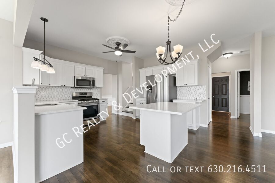 *** RECENTLY UPDATED / 5 BDRM - 2.5 BTH W OFFICE / FENCED YARD / JACUZZI IN PRIMARY BATH *** property image