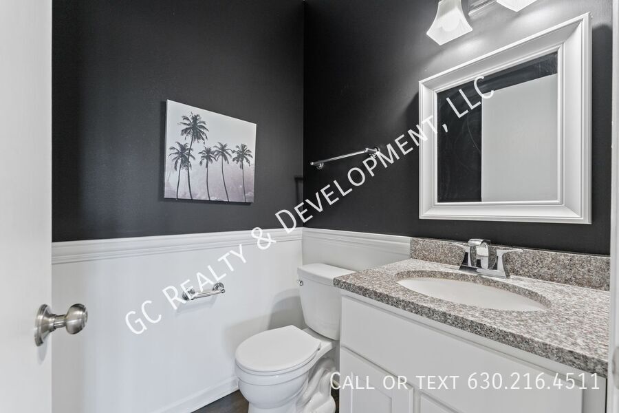 *** RECENTLY UPDATED / 5 BDRM - 2.5 BTH W OFFICE / FENCED YARD / JACUZZI IN PRIMARY BATH *** property image