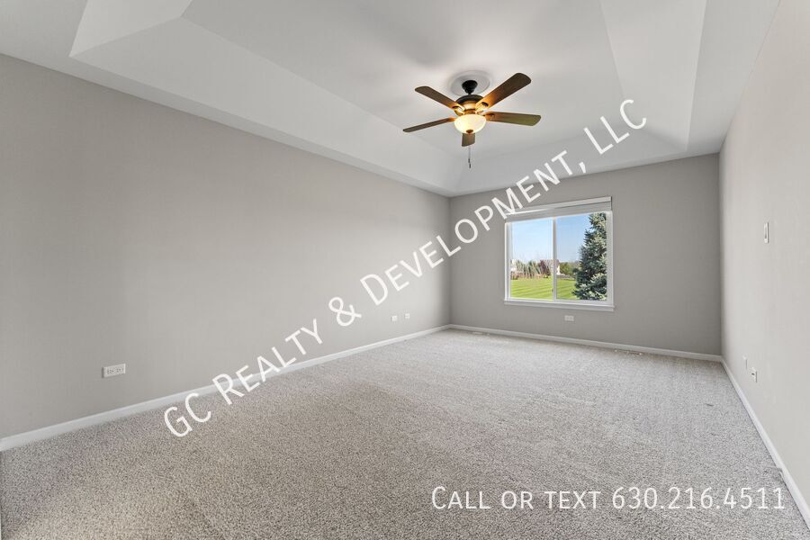 *** RECENTLY UPDATED / 5 BDRM - 2.5 BTH W OFFICE / FENCED YARD / JACUZZI IN PRIMARY BATH *** property image