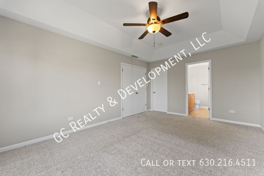 *** RECENTLY UPDATED / 5 BDRM - 2.5 BTH W OFFICE / FENCED YARD / JACUZZI IN PRIMARY BATH *** property image