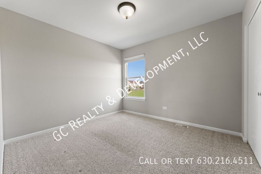 *** RECENTLY UPDATED / 5 BDRM - 2.5 BTH W OFFICE / FENCED YARD / JACUZZI IN PRIMARY BATH *** property image