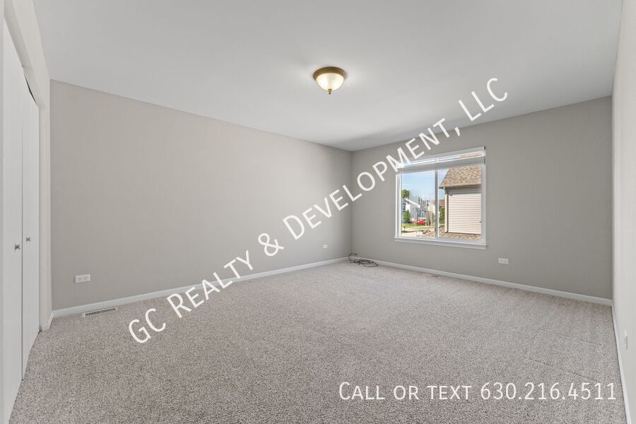 *** RECENTLY UPDATED / 5 BDRM - 2.5 BTH W OFFICE / FENCED YARD / JACUZZI IN PRIMARY BATH *** property image