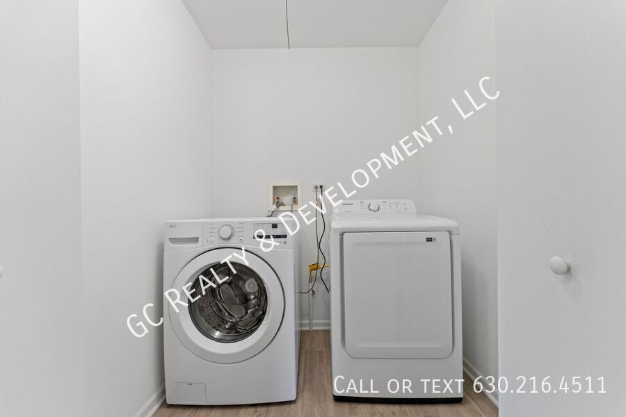*** RECENTLY UPDATED / 5 BDRM - 2.5 BTH W OFFICE / FENCED YARD / JACUZZI IN PRIMARY BATH *** property image