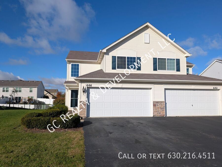 *** SPACIOUS 3BDRM - 2.5BTH DUPLEX IN HAMPSHIRE / D300 SCHOOLS / 2-CAR GARAGE & PRIVATE BACKYARD *** property image