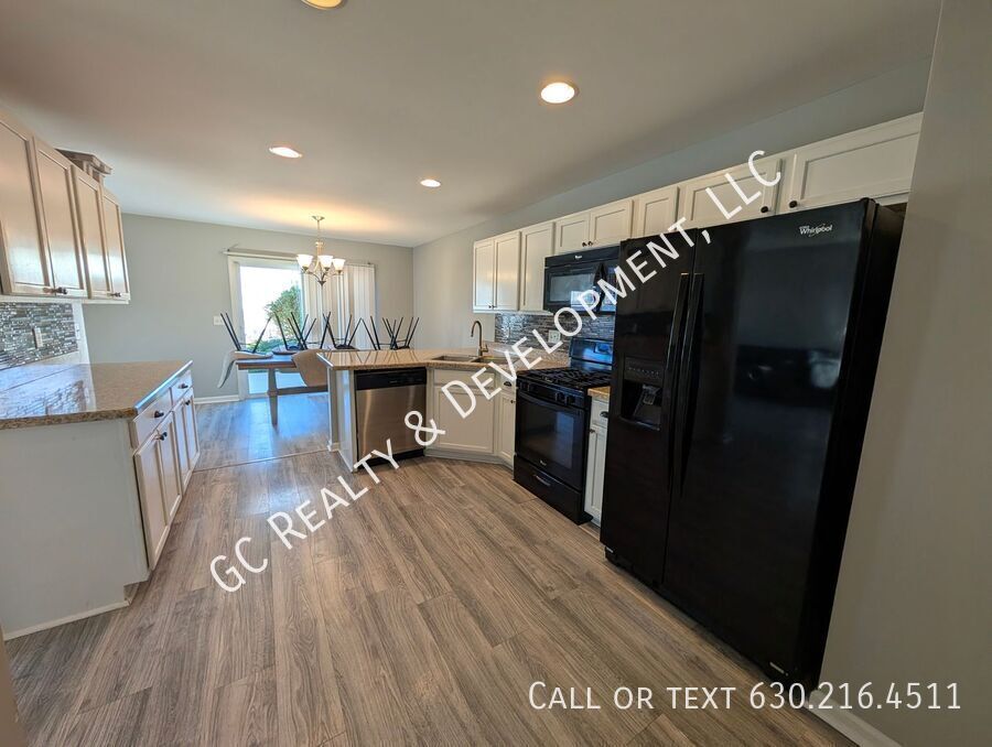 *** SPACIOUS 3BDRM - 2.5BTH DUPLEX IN HAMPSHIRE / D300 SCHOOLS / 2-CAR GARAGE & PRIVATE BACKYARD *** property image