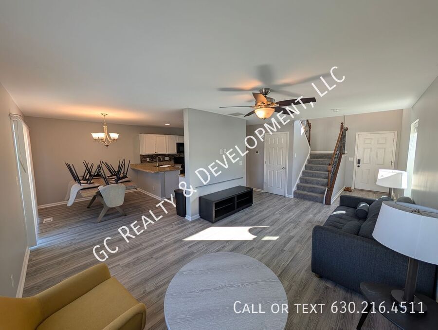 *** SPACIOUS 3BDRM - 2.5BTH DUPLEX IN HAMPSHIRE / D300 SCHOOLS / 2-CAR GARAGE & PRIVATE BACKYARD *** property image