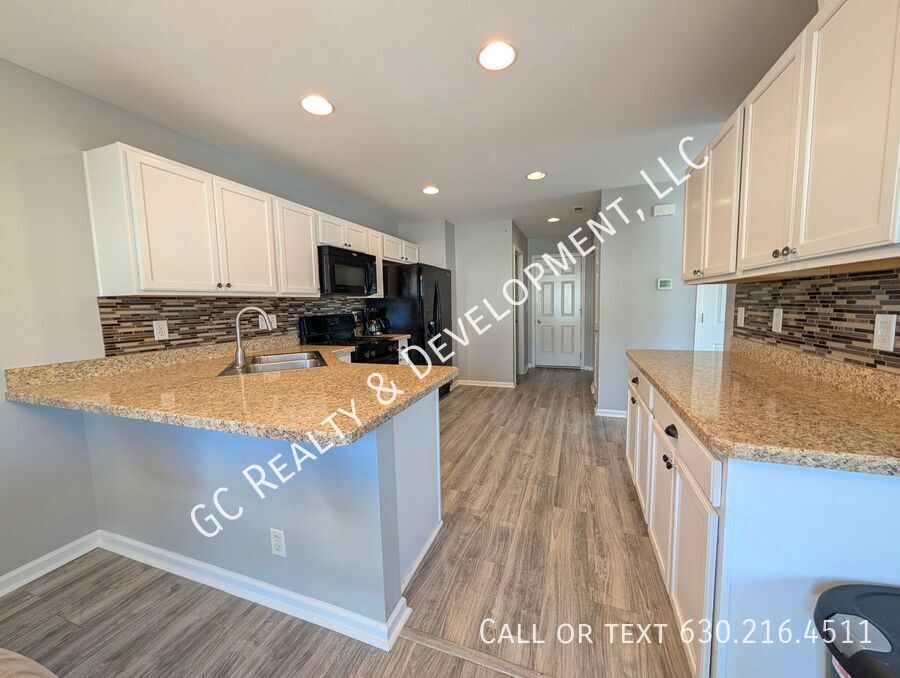 *** SPACIOUS 3BDRM - 2.5BTH DUPLEX IN HAMPSHIRE / D300 SCHOOLS / 2-CAR GARAGE & PRIVATE BACKYARD *** property image