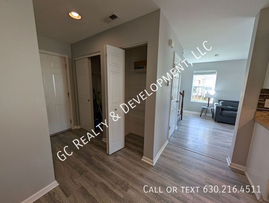*** SPACIOUS 3BDRM - 2.5BTH DUPLEX IN HAMPSHIRE / D300 SCHOOLS / 2-CAR GARAGE & PRIVATE BACKYARD *** property image