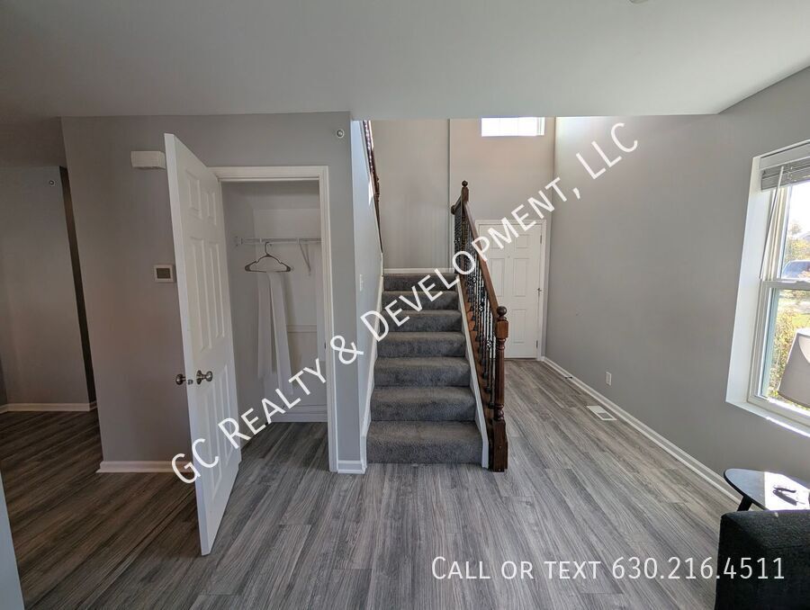 *** SPACIOUS 3BDRM - 2.5BTH DUPLEX IN HAMPSHIRE / D300 SCHOOLS / 2-CAR GARAGE & PRIVATE BACKYARD *** property image