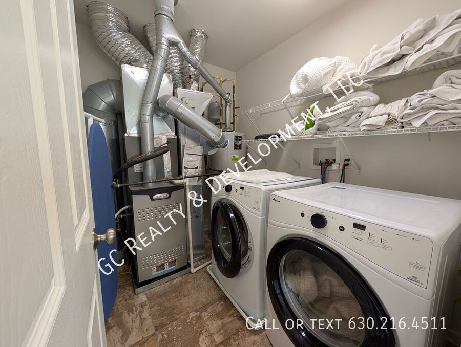 *** SPACIOUS 3BDRM - 2.5BTH DUPLEX IN HAMPSHIRE / D300 SCHOOLS / 2-CAR GARAGE & PRIVATE BACKYARD *** property image