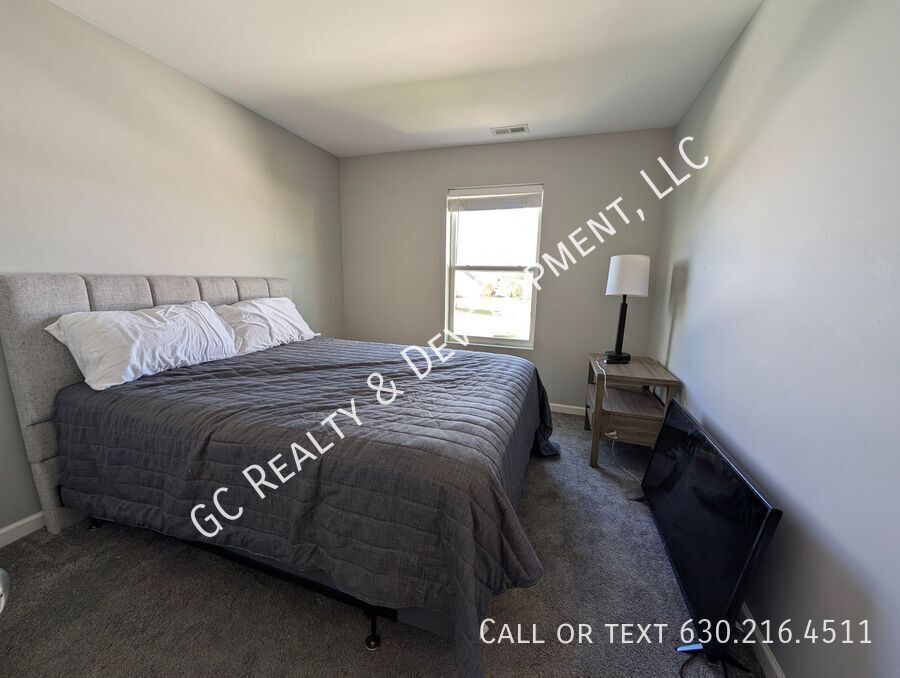 *** SPACIOUS 3BDRM - 2.5BTH DUPLEX IN HAMPSHIRE / D300 SCHOOLS / 2-CAR GARAGE & PRIVATE BACKYARD *** property image