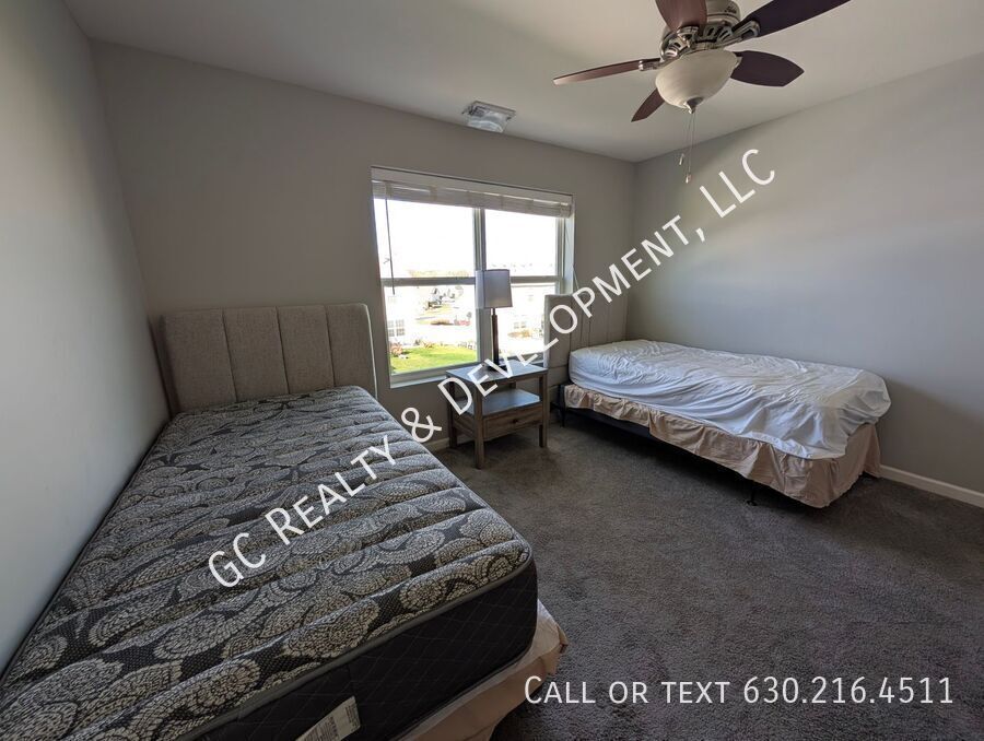 *** SPACIOUS 3BDRM - 2.5BTH DUPLEX IN HAMPSHIRE / D300 SCHOOLS / 2-CAR GARAGE & PRIVATE BACKYARD *** property image