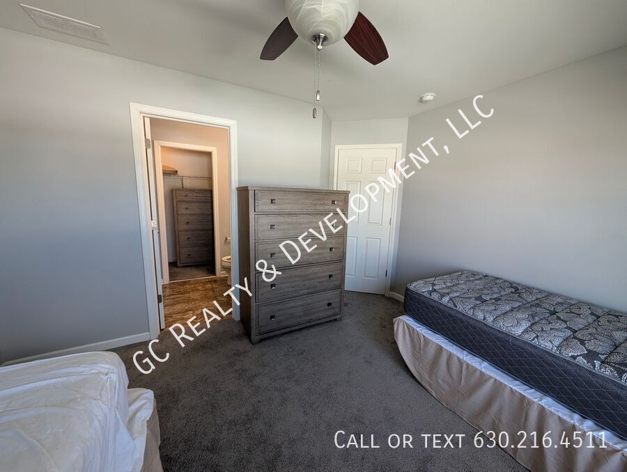 *** SPACIOUS 3BDRM - 2.5BTH DUPLEX IN HAMPSHIRE / D300 SCHOOLS / 2-CAR GARAGE & PRIVATE BACKYARD *** property image