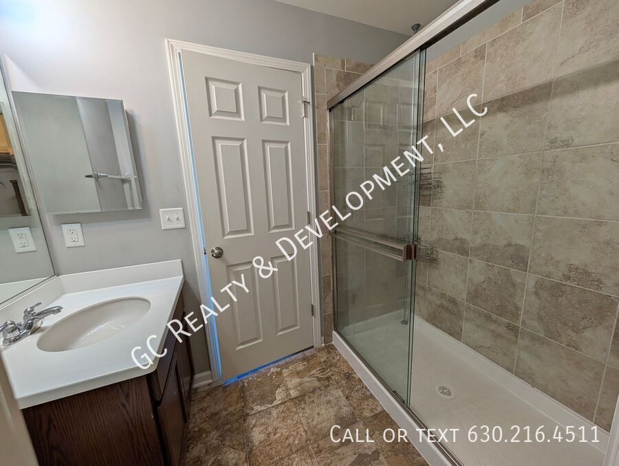 *** SPACIOUS 3BDRM - 2.5BTH DUPLEX IN HAMPSHIRE / D300 SCHOOLS / 2-CAR GARAGE & PRIVATE BACKYARD *** property image