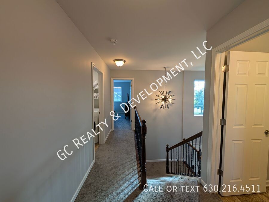 *** SPACIOUS 3BDRM - 2.5BTH DUPLEX IN HAMPSHIRE / D300 SCHOOLS / 2-CAR GARAGE & PRIVATE BACKYARD *** property image