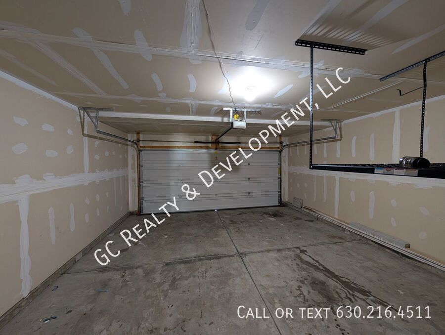 *** SPACIOUS 3BDRM - 2.5BTH DUPLEX IN HAMPSHIRE / D300 SCHOOLS / 2-CAR GARAGE & PRIVATE BACKYARD *** property image