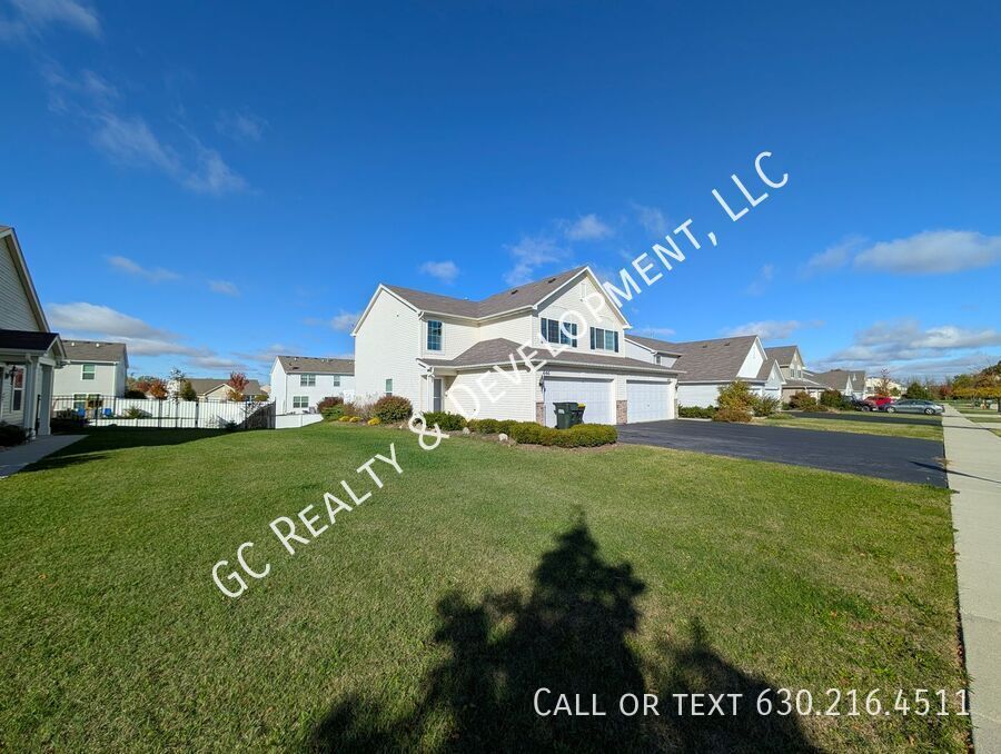 *** SPACIOUS 3BDRM - 2.5BTH DUPLEX IN HAMPSHIRE / D300 SCHOOLS / 2-CAR GARAGE & PRIVATE BACKYARD *** property image