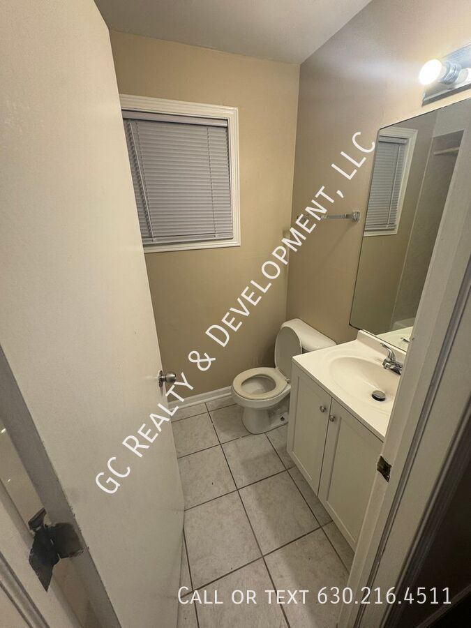 *** 1ST FLOOR UNIT / 3 BDRM - 2 BTH / CENTRAL AC / IN UNIT LAUNDRY / PET FRIENDLY *** property image