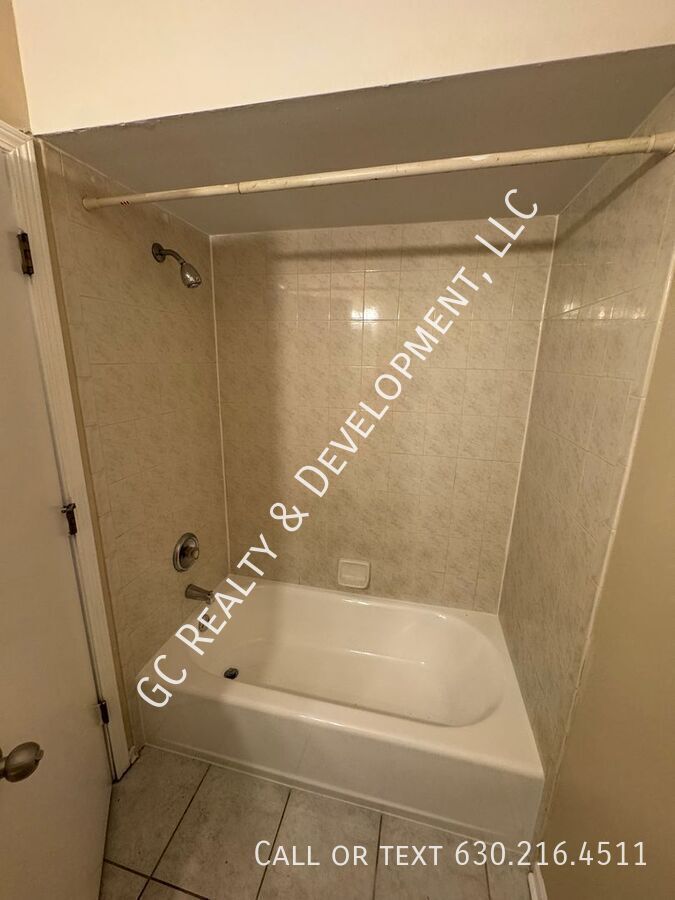 *** 1ST FLOOR UNIT / 3 BDRM - 2 BTH / CENTRAL AC / IN UNIT LAUNDRY / PET FRIENDLY *** property image