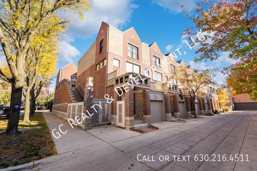 *** LINCOLN PARK / 3 LEVEL TOWNHOME / RECENTLY UPDATED / ATTACHED GARAGE / PRIME LOCATION *** property image