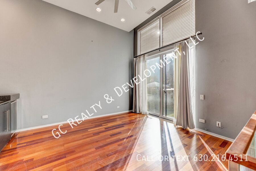 *** LINCOLN PARK / 3 LEVEL TOWNHOME / RECENTLY UPDATED / ATTACHED GARAGE / PRIME LOCATION *** property image