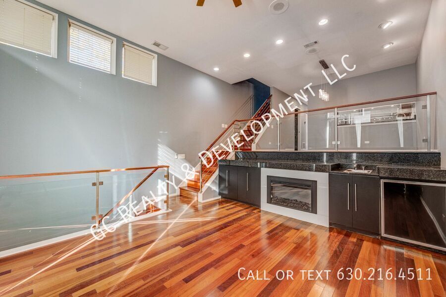 *** LINCOLN PARK / 3 LEVEL TOWNHOME / RECENTLY UPDATED / ATTACHED GARAGE / PRIME LOCATION *** property image
