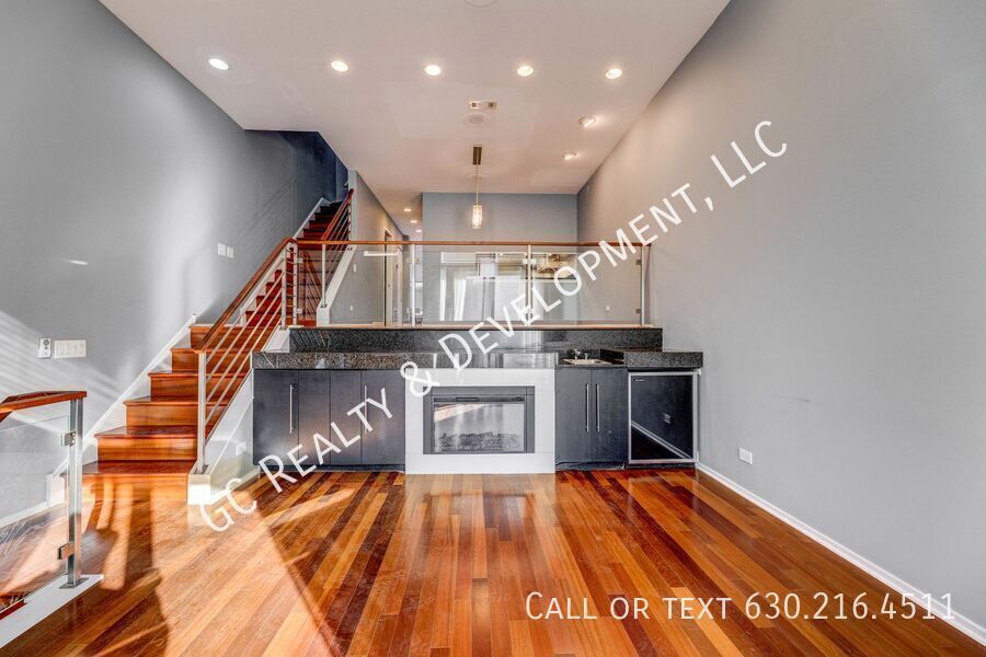 *** LINCOLN PARK / 3 LEVEL TOWNHOME / RECENTLY UPDATED / ATTACHED GARAGE / PRIME LOCATION *** property image