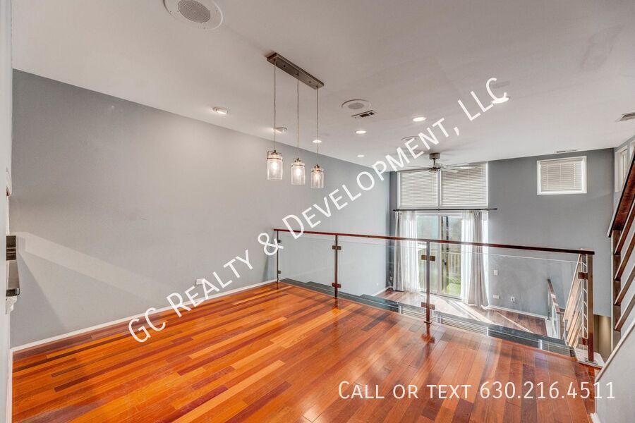 *** LINCOLN PARK / 3 LEVEL TOWNHOME / RECENTLY UPDATED / ATTACHED GARAGE / PRIME LOCATION *** property image