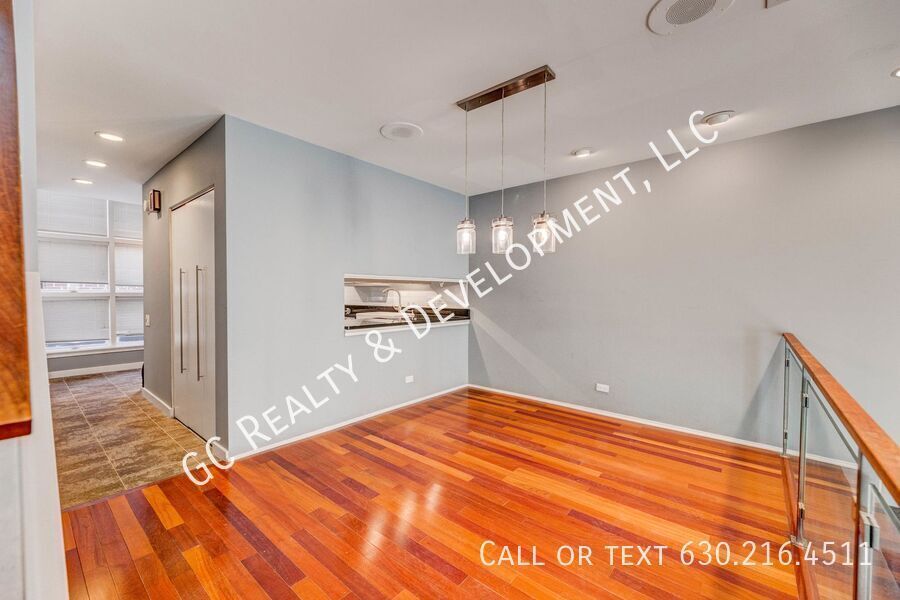 *** LINCOLN PARK / 3 LEVEL TOWNHOME / RECENTLY UPDATED / ATTACHED GARAGE / PRIME LOCATION *** property image