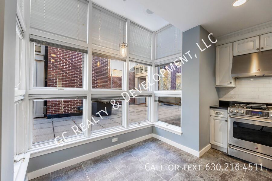 *** LINCOLN PARK / 3 LEVEL TOWNHOME / RECENTLY UPDATED / ATTACHED GARAGE / PRIME LOCATION *** property image