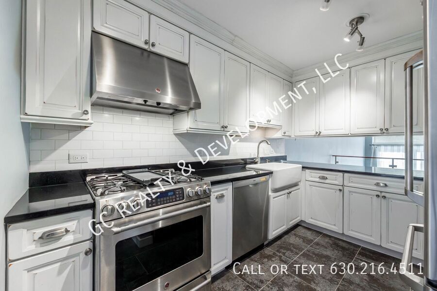 *** LINCOLN PARK / 3 LEVEL TOWNHOME / RECENTLY UPDATED / ATTACHED GARAGE / PRIME LOCATION *** property image