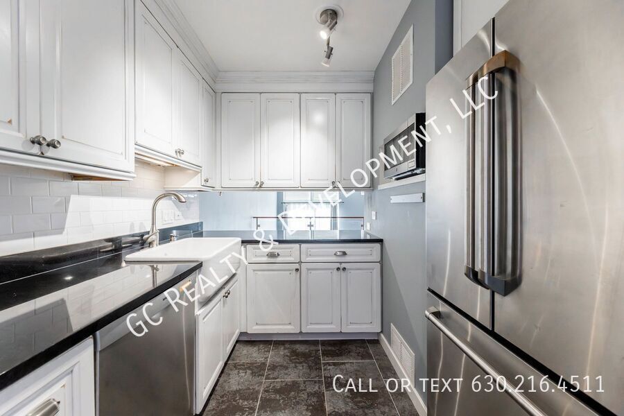 *** LINCOLN PARK / 3 LEVEL TOWNHOME / RECENTLY UPDATED / ATTACHED GARAGE / PRIME LOCATION *** property image
