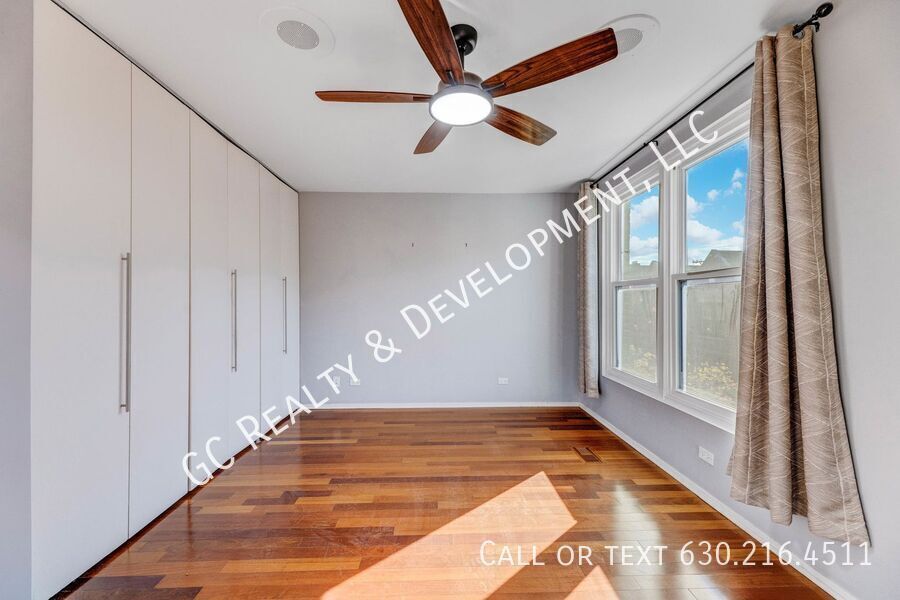 *** LINCOLN PARK / 3 LEVEL TOWNHOME / RECENTLY UPDATED / ATTACHED GARAGE / PRIME LOCATION *** property image