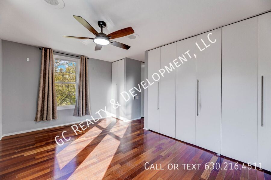 *** LINCOLN PARK / 3 LEVEL TOWNHOME / RECENTLY UPDATED / ATTACHED GARAGE / PRIME LOCATION *** property image