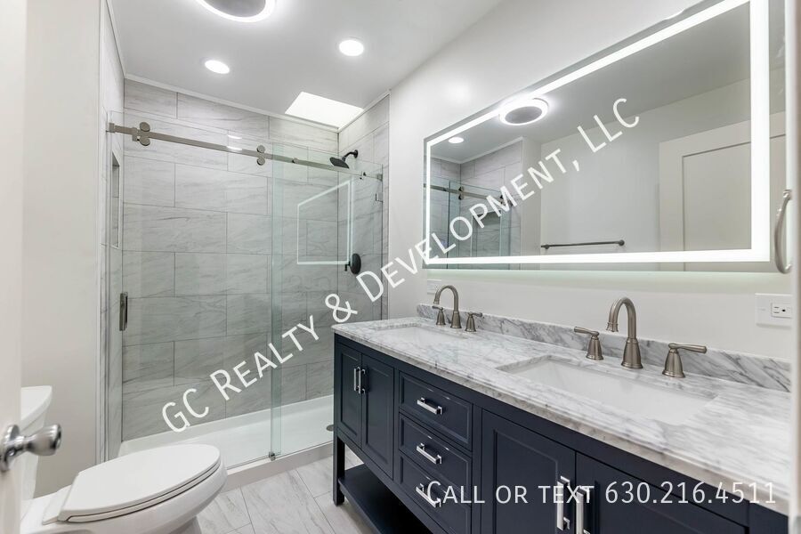 *** LINCOLN PARK / 3 LEVEL TOWNHOME / RECENTLY UPDATED / ATTACHED GARAGE / PRIME LOCATION *** property image