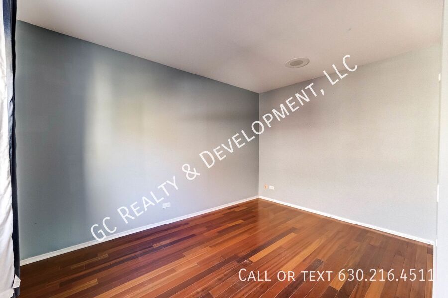 *** LINCOLN PARK / 3 LEVEL TOWNHOME / RECENTLY UPDATED / ATTACHED GARAGE / PRIME LOCATION *** property image