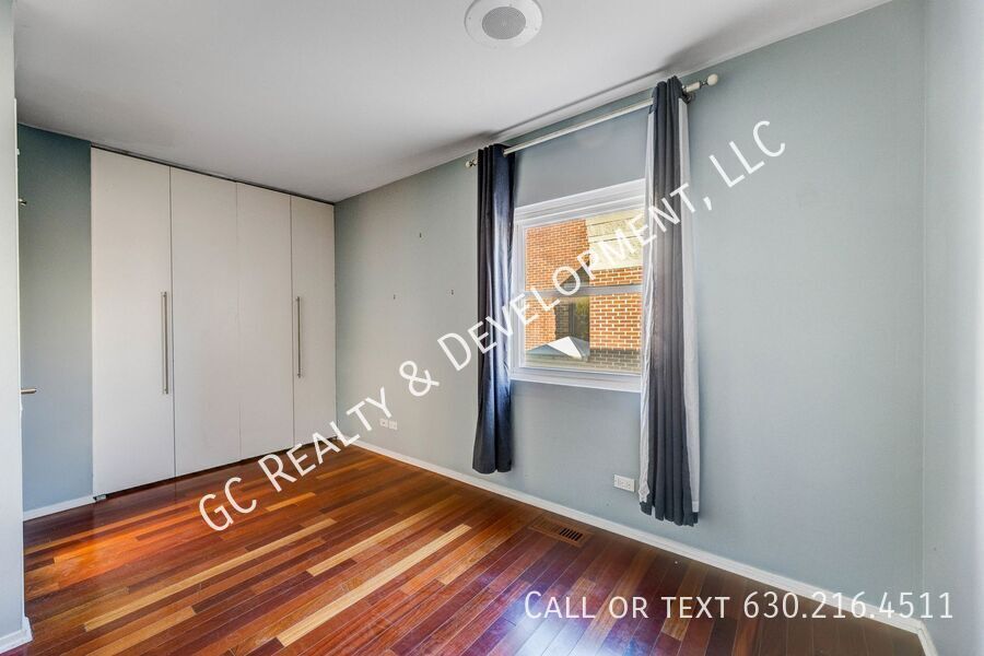 *** LINCOLN PARK / 3 LEVEL TOWNHOME / RECENTLY UPDATED / ATTACHED GARAGE / PRIME LOCATION *** property image